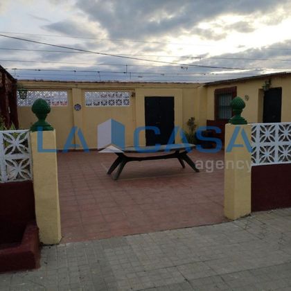Foto 1 de Venta de casa en Villamanrique de la Condesa de 5 habitaciones con terraza y piscina