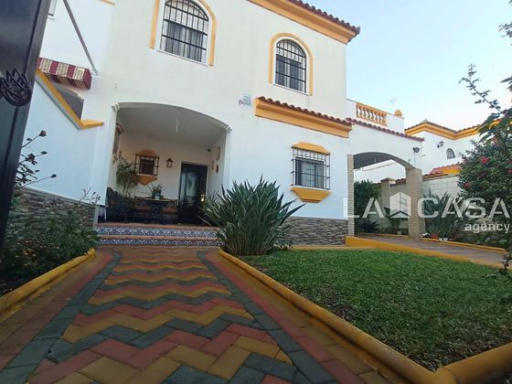 Foto 1 de Casa en venda a Montequinto de 4 habitacions amb terrassa i piscina