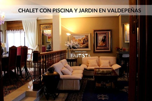 Foto 2 de Chalet en venta en Valdepeñas de 5 habitaciones con terraza y piscina