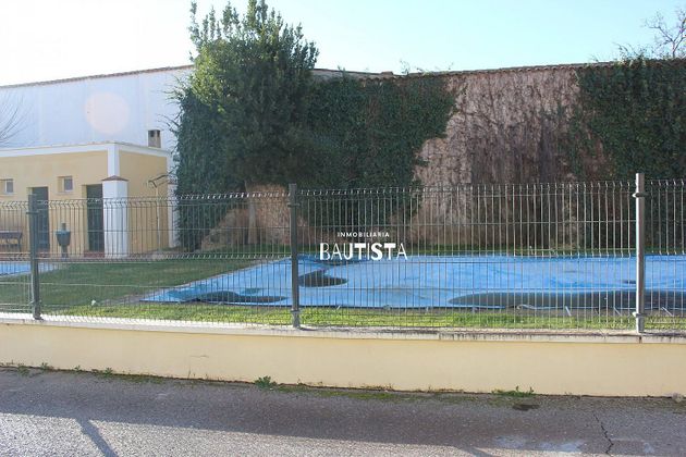 Foto 2 de Casa en venda a Valdepeñas de 4 habitacions amb piscina i garatge