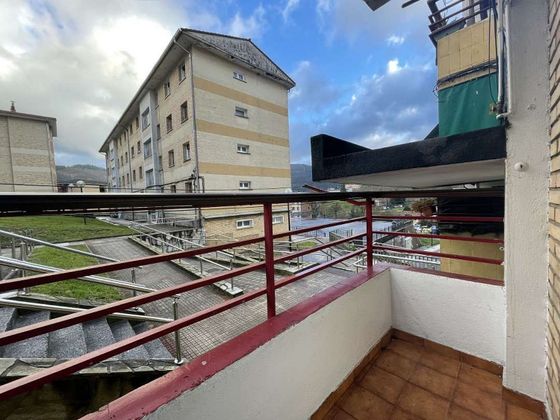 Foto 2 de Piso en venta en calle Urtatza Auzoa de 3 habitaciones con balcón y calefacción