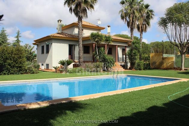 Foto 1 de Venta de chalet en Mairena del Alcor de 6 habitaciones con terraza y piscina