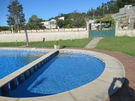 Foto 2 de Xalet en venda a Meaño de 1 habitació amb piscina i jardí