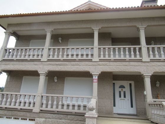 Foto 1 de Chalet en venta en Caldas de Reis de 5 habitaciones con terraza y garaje