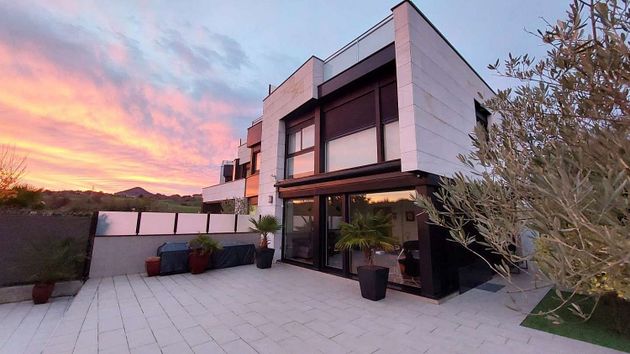 Foto 1 de Casa en venda a calle Arturo Campion Kalea de 5 habitacions amb terrassa i piscina