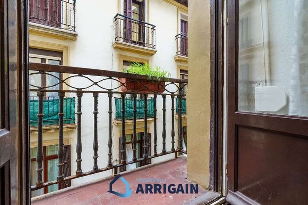 Foto 2 de Pis en venda a calle De San Jerónimo de 3 habitacions amb terrassa i balcó