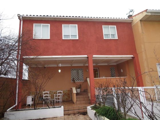 Foto 1 de Casa adossada en venda a Galápagos de 4 habitacions amb terrassa i garatge