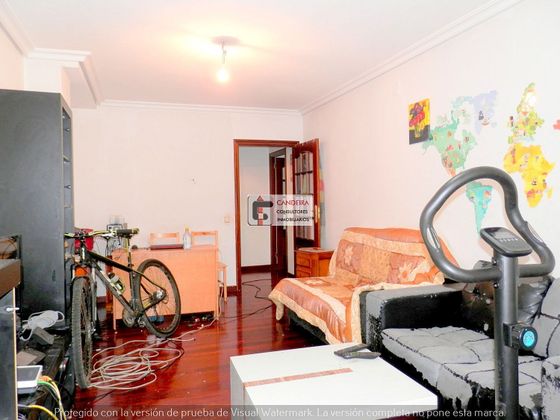 Foto 2 de Pis en venda a Praza Independencia de 3 habitacions amb garatge i calefacció