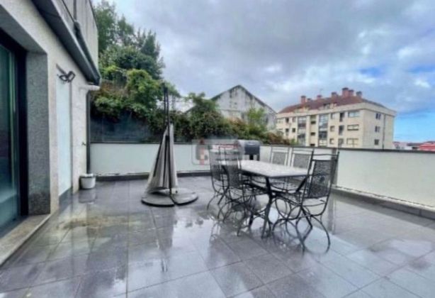 Foto 1 de Dúplex en venta en Travesía de Vigo - San Xoán de 4 habitaciones con terraza y piscina