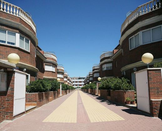 Foto 1 de Casa en venta en calle Valencia de 4 habitaciones con terraza y piscina