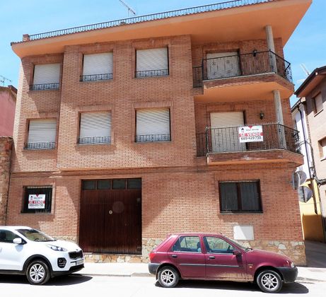 Foto 1 de Casa adossada en venda a calle Tamarite de 3 habitacions amb terrassa i balcó