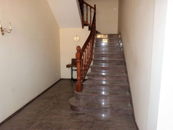 Foto 2 de Casa adossada en venda a calle Tamarite de 3 habitacions amb terrassa i balcó