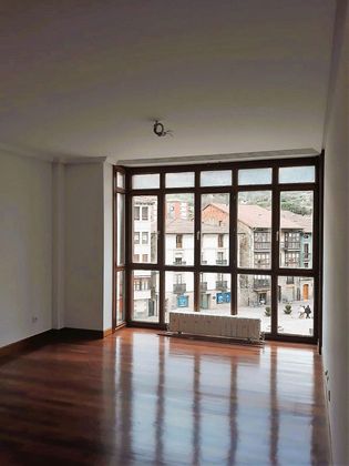 Foto 1 de Pis en venda a Balmaseda de 3 habitacions amb garatge i balcó