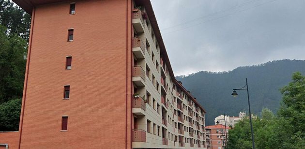 Foto 1 de Venta de piso en Alonsotegi de 2 habitaciones con balcón y calefacción