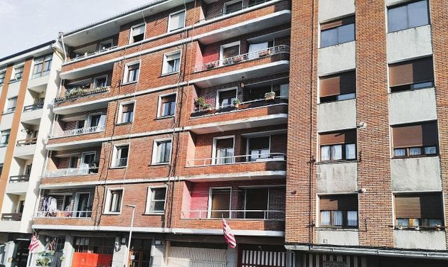 Foto 2 de Venta de piso en Güeñes de 3 habitaciones con balcón y calefacción