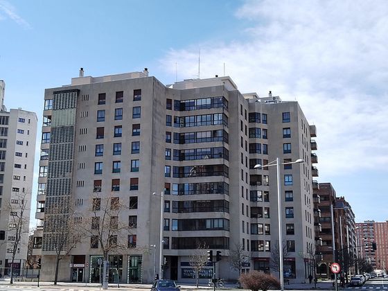 Foto 1 de Pis en venda a plaza Juan XXIII de 5 habitacions amb terrassa i balcó