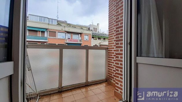 Foto 1 de Pis en venda a San Pedro de Deusto-La Ribera de 3 habitacions amb garatge i balcó