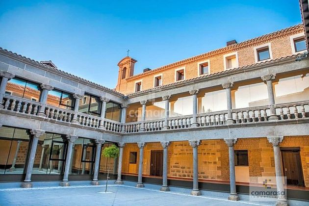 Foto 1 de Pis en venda a plaza San Jerónimo de 1 habitació amb jardí i ascensor