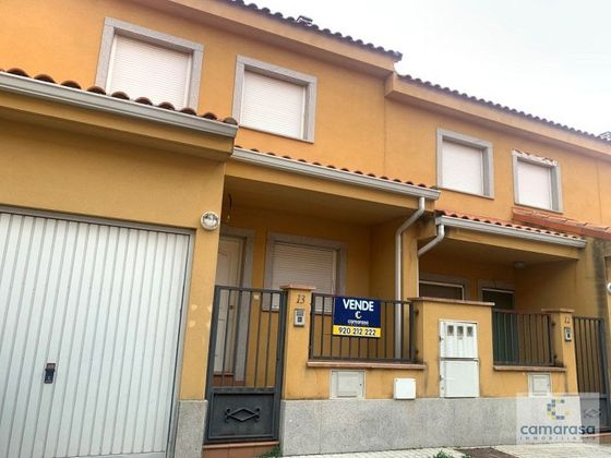 Foto 2 de Casa adossada en venda a travesía Santo Tomé de 3 habitacions amb terrassa i garatge