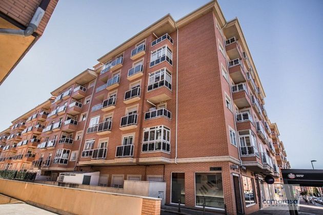 Foto 1 de Alquiler de piso en calle Agustín Rodríguez Sahagún de 3 habitaciones con terraza y piscina