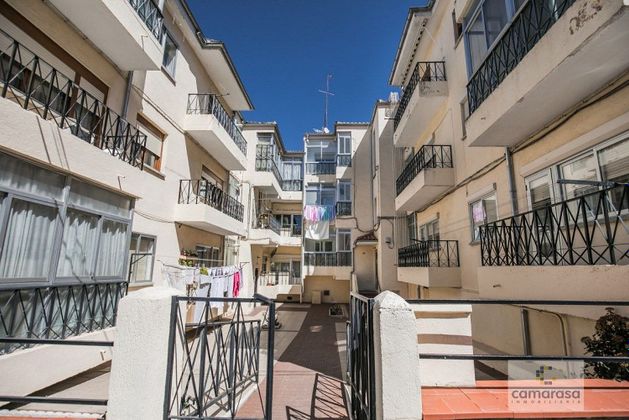 Foto 2 de Pis en lloguer a calle Conde Don Ramón de 3 habitacions amb terrassa i mobles