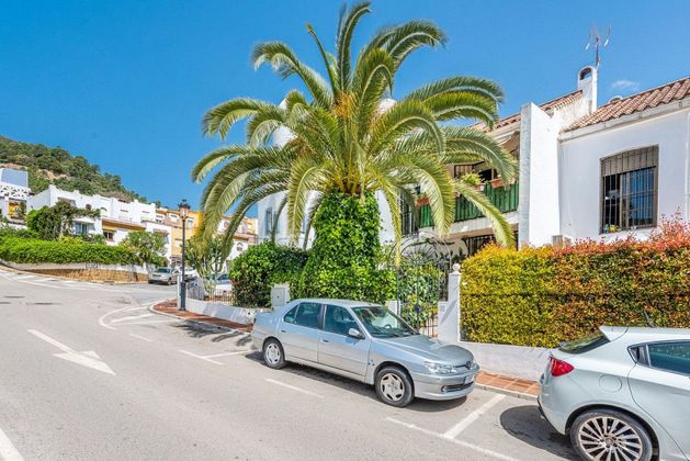 Foto 1 de Casa adossada en venda a calle Guadalmina de 3 habitacions amb terrassa i piscina