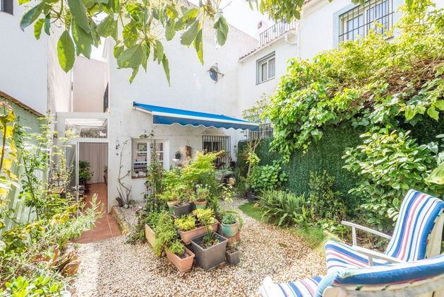 Foto 2 de Casa adossada en venda a calle Guadalmina de 3 habitacions amb terrassa i piscina