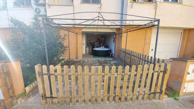 Foto 1 de Casa adossada en venda a calle Muro de 3 habitacions amb terrassa i jardí