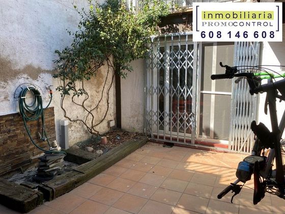 Foto 2 de Casa adossada en venda a calle Delicias de 2 habitacions amb terrassa i jardí
