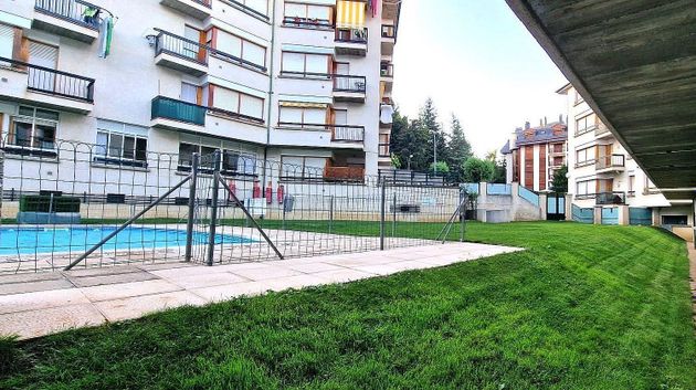 Foto 1 de Alquiler de piso en Jaca de 2 habitaciones con terraza y piscina