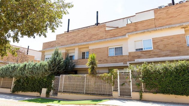 Foto 1 de Casa adosada en venta en Cuarte de Huerva de 4 habitaciones con terraza y piscina