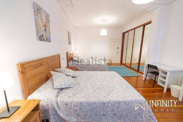 Foto 2 de Pis en lloguer a Casco Viejo de 3 habitacions amb mobles i calefacció