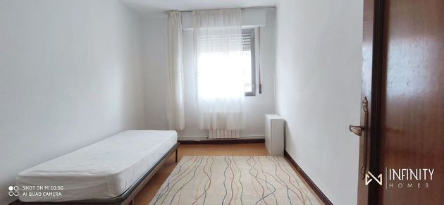Foto 2 de Piso en alquiler en San Ignacio-Elorrieta de 3 habitaciones con muebles y balcón