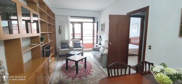 Foto 1 de Pis en lloguer a Barrio de Abando de 2 habitacions amb terrassa i mobles