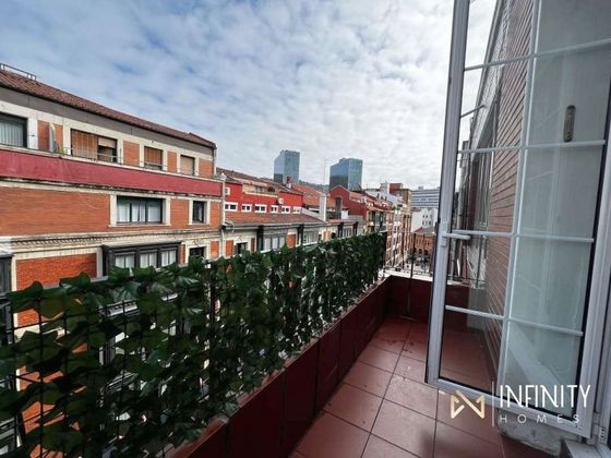 Foto 2 de Pis en lloguer a Barrio de Abando de 2 habitacions amb terrassa i jardí