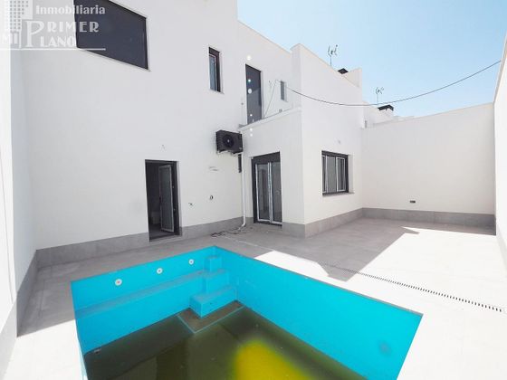 Foto 1 de Chalet en venta en Tomelloso de 3 habitaciones con terraza y piscina