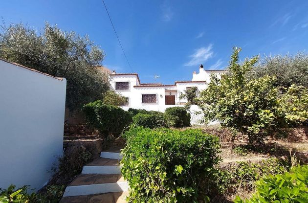 Foto 1 de Venta de chalet en calle Almirez de 4 habitaciones con terraza y jardín