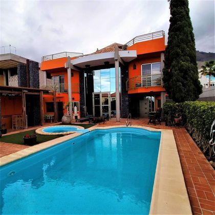 Foto 1 de Venta de chalet en Costa Adeje de 3 habitaciones con terraza y piscina