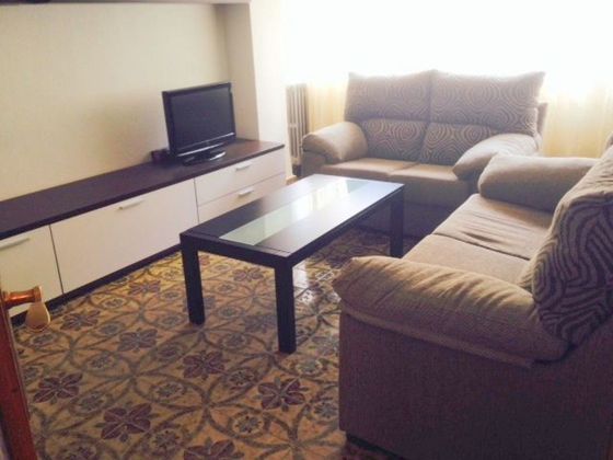 Foto 1 de Piso en alquiler en Salesas - Labradores de 3 habitaciones con muebles y balcón