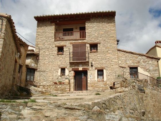 Foto 2 de Casa en venda a Rubielos de Mora de 4 habitacions amb calefacció