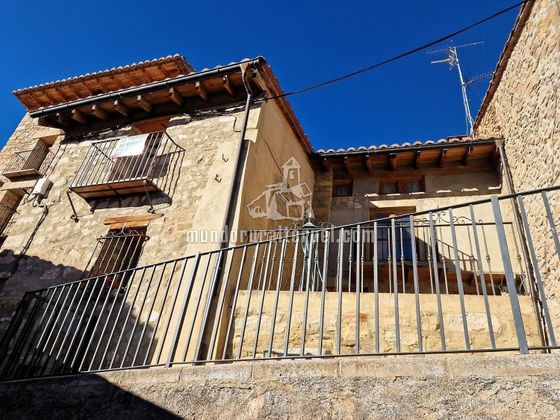 Foto 1 de Casa en venda a barrio Troya de 4 habitacions amb terrassa i balcó