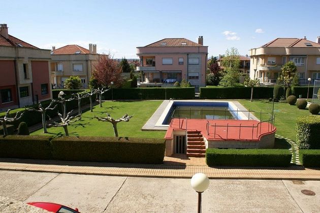 Foto 2 de Xalet en venda a Las Eras de Renueva de 7 habitacions amb terrassa i piscina