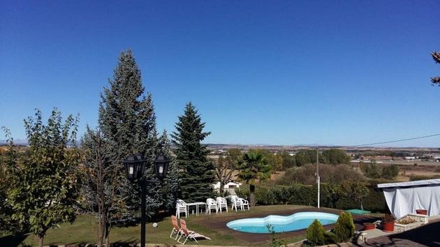 Foto 2 de Venta de chalet en Santovenia de la Valdoncina de 4 habitaciones con terraza y piscina