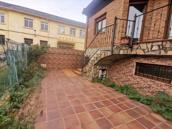 Foto 2 de Casa en venda a Trobajo del Camino de 5 habitacions amb terrassa i balcó