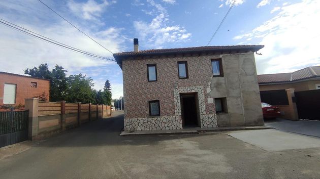 Foto 1 de Casa rural en venda a Carrizo de 5 habitacions amb calefacció