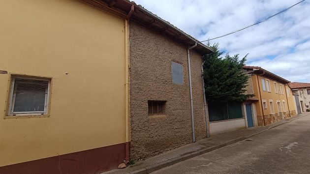 Foto 2 de Venta de casa en Villaturiel de 5 habitaciones con terraza y calefacción