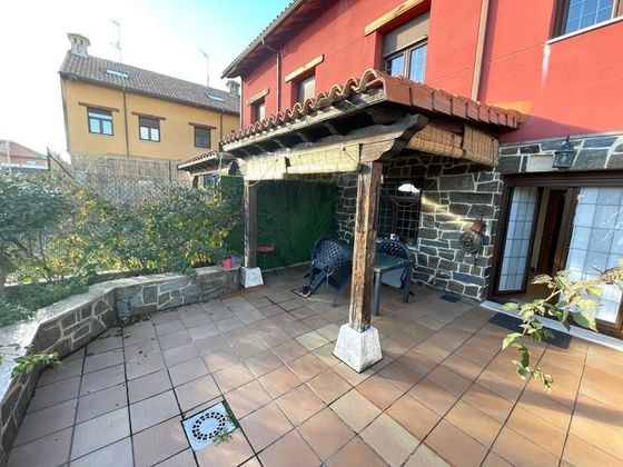 Foto 2 de Casa en venda a Sariegos de 4 habitacions amb terrassa i jardí