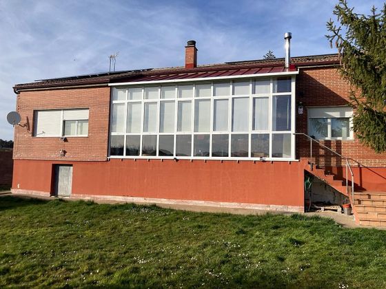 Foto 1 de Venta de chalet en Santovenia de la Valdoncina de 5 habitaciones con terraza y garaje