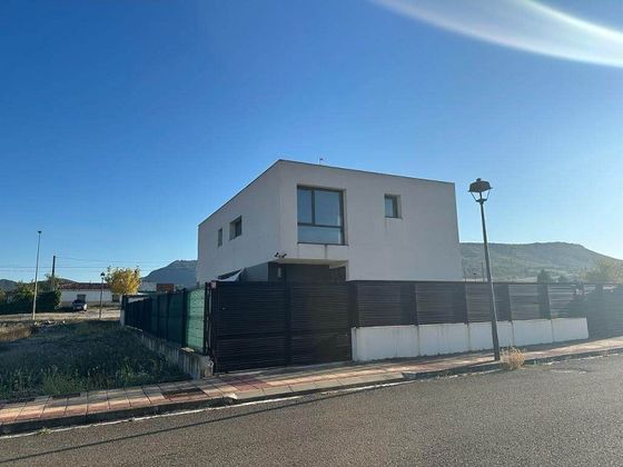 Foto 1 de Casa en venda a Miranda de Ebro de 4 habitacions amb terrassa i piscina