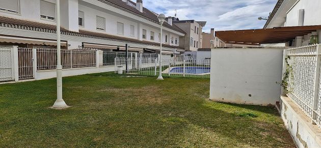 Foto 1 de Casa adossada en venda a Santa Cruz - Industria - Polígono Campollano de 4 habitacions amb terrassa i piscina